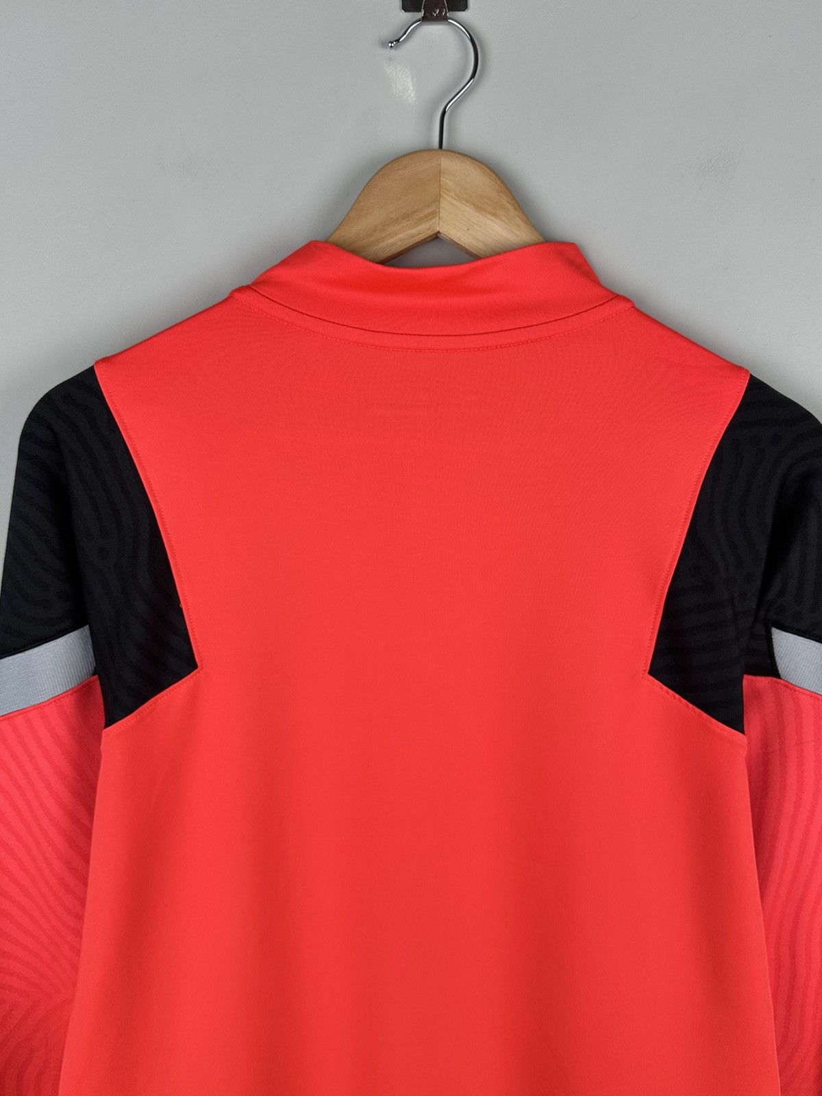 Nike Nike Liverpool Training Jersey Soccer Size US M / EU 48-50 / 2 - 5 Thumbnail