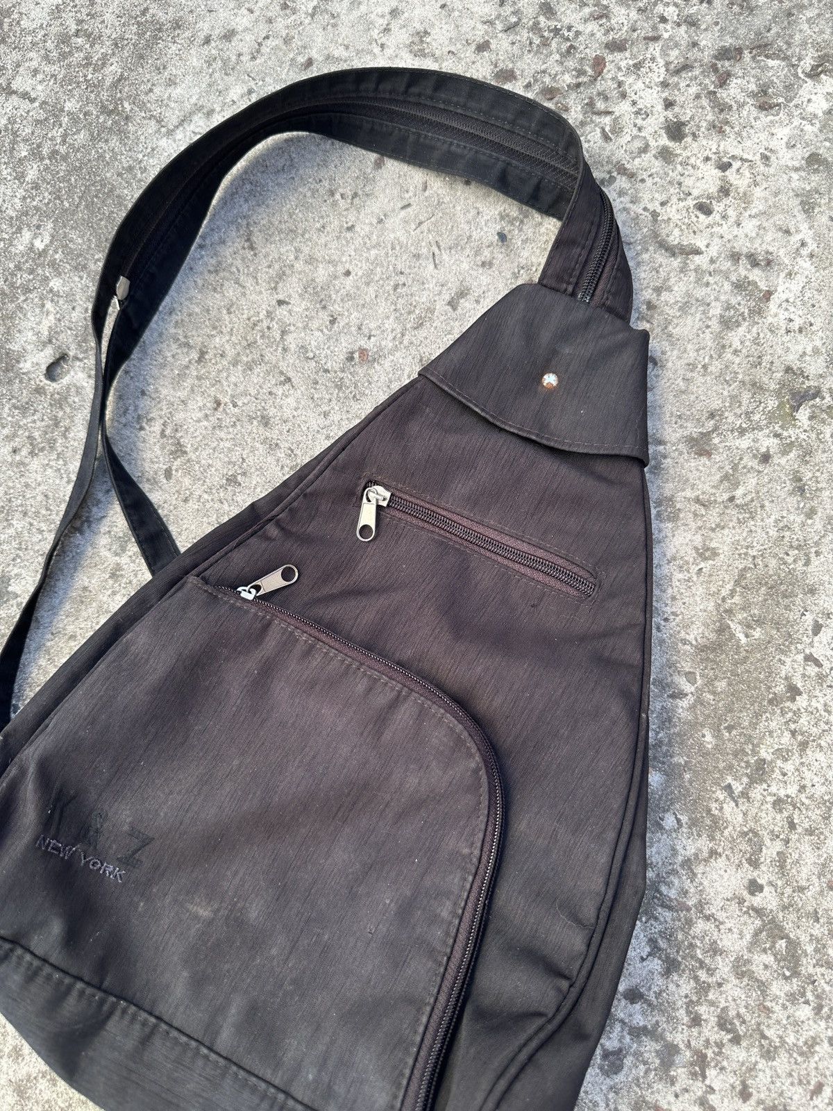 Japanese Brand Y2K Sling Bag Rare Streetwear Casual Shoulder bags Hype VTg Size ONE SIZE - 3 Thumbnail