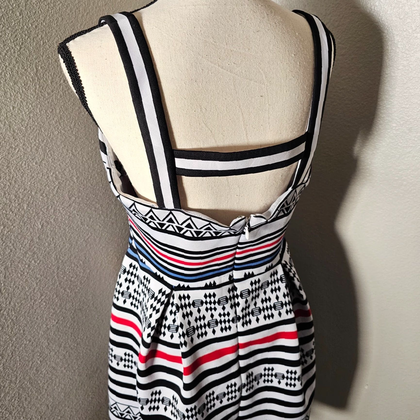 Guess GUESS Women's Short Sheath Dress Sleeveless V Neck Size 12 Aztec Print Stripe Dress Color White Summer Size 34" / US 12 / IT 48 - 5 Thumbnail