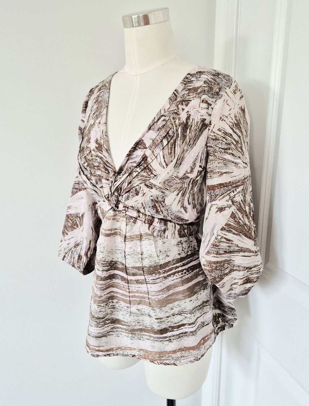 Bcbgmaxazria Pebble Combo 3/4 Puff Slv Tie-back V-neck Silk Blouse Spring Size M / US 6-8 / IT 42-44 - 3 Thumbnail