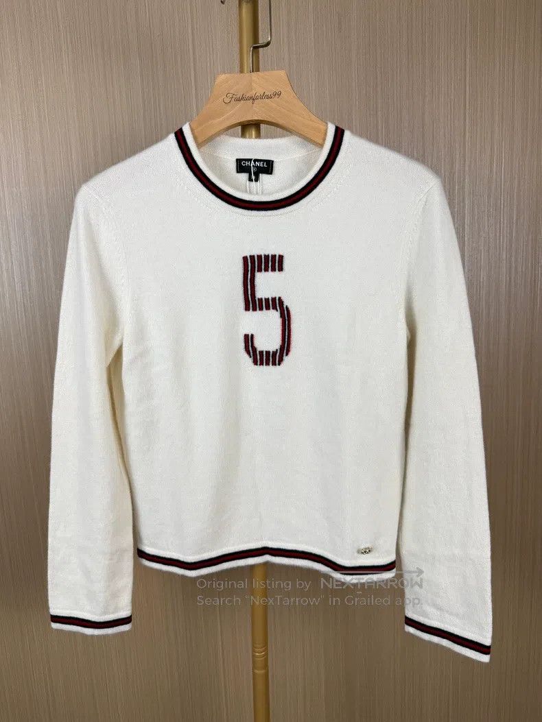 Chanel Chanel 5-character cashmere sweater on the chest Size XS / US 0-2 / IT 36-38 - 1 Thumbnail