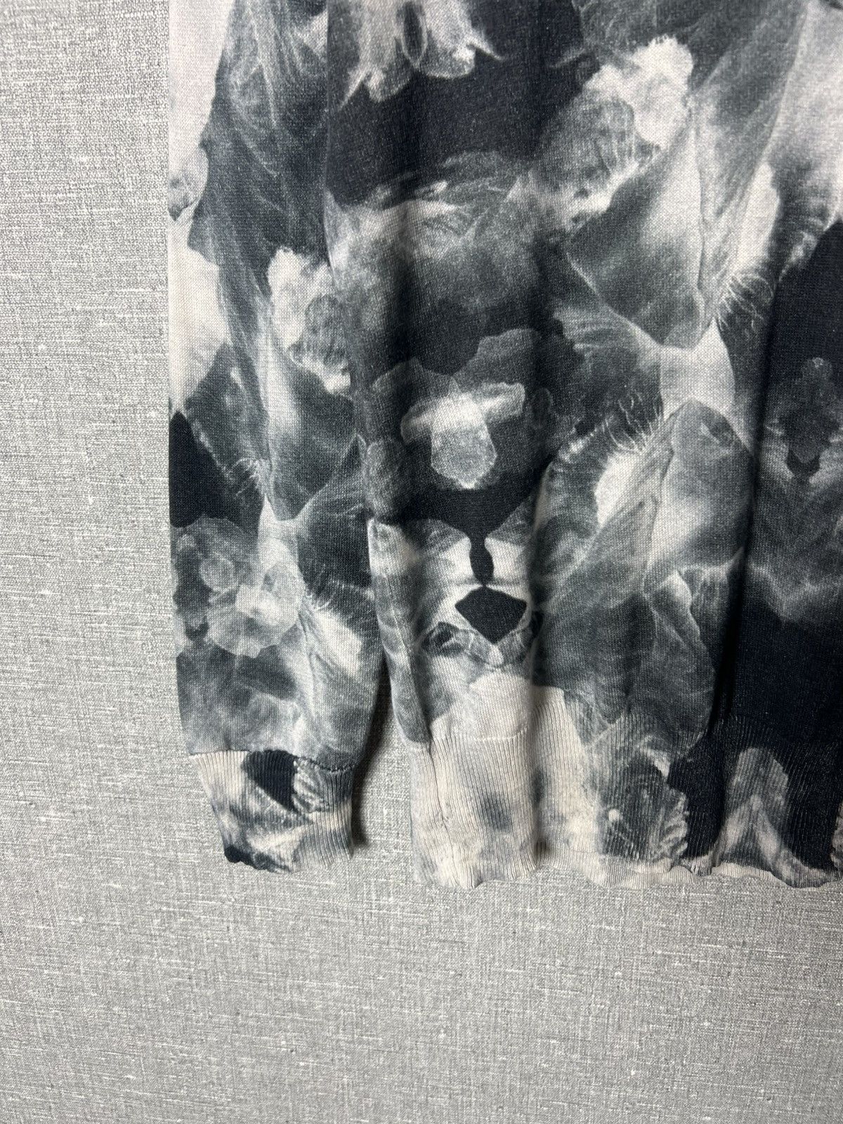 Alexander McQueen Alexander McQueen Trompe L’Oeil All Over Print Silk Sweater Size L / US 10 / IT 46 - 6 Thumbnail