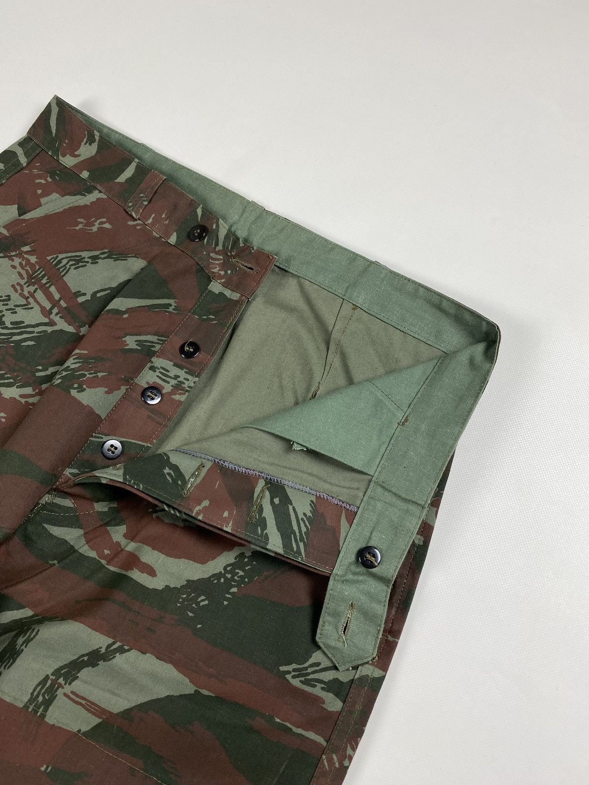 Vintage Vintage men’s Ailee Zipper Camo Hunting Pants Trousers Size US 31 - 13 Thumbnail