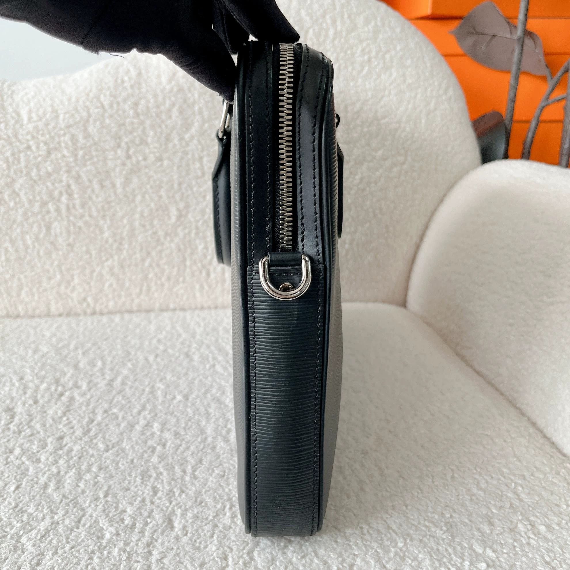 Louis Vuitton Louis Vuitton men's black Epi handbag 37.5x27x4.5 7606 Size ONE SIZE - 3 Thumbnail