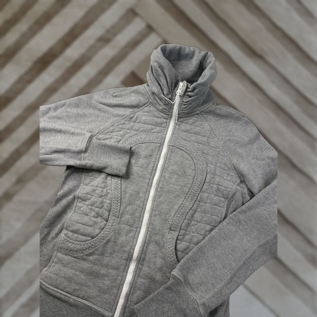Lululemon Lululemon Scuba Full Zip Jacket Gray Size 8 Womens Athletic Sweatshirt Calm Cozy Folded Neck Collared Power Activewear Size M / US 6-8 / IT 42-44 - 1 Thumbnail