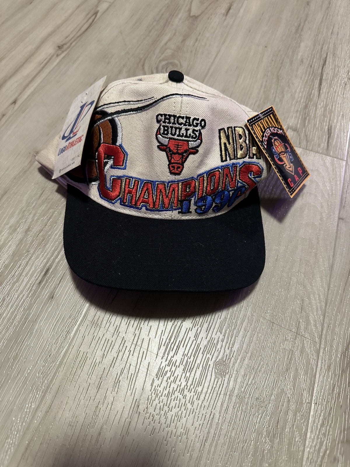 VINTAGE 90s CHICAGO BULLS 1996 NBA CHAMPIONS SNAPBACK HAT