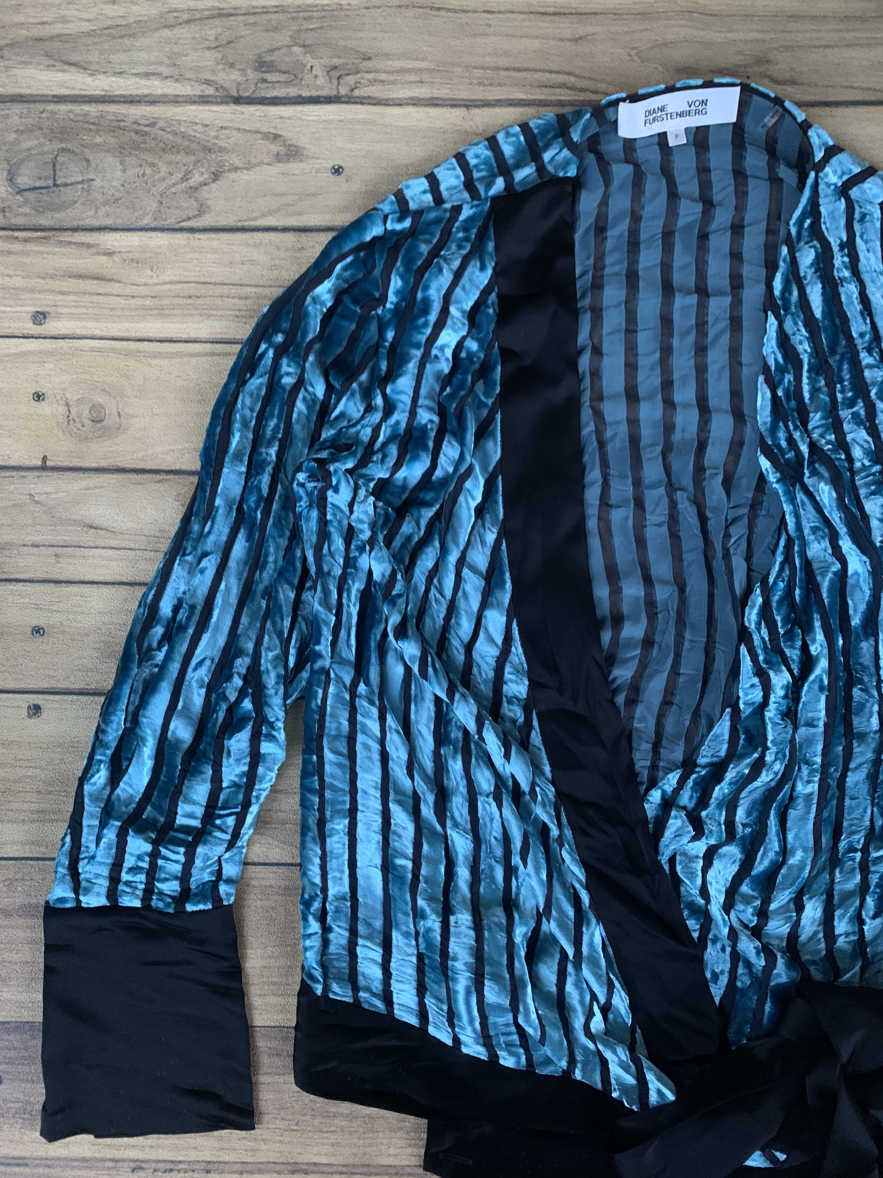 Diane von Furstenberg Diane Von Furstenberg Long Sleeve Crossover Velvet Blouse Size M / US 6-8 / IT 42-44 - 2 Thumbnail