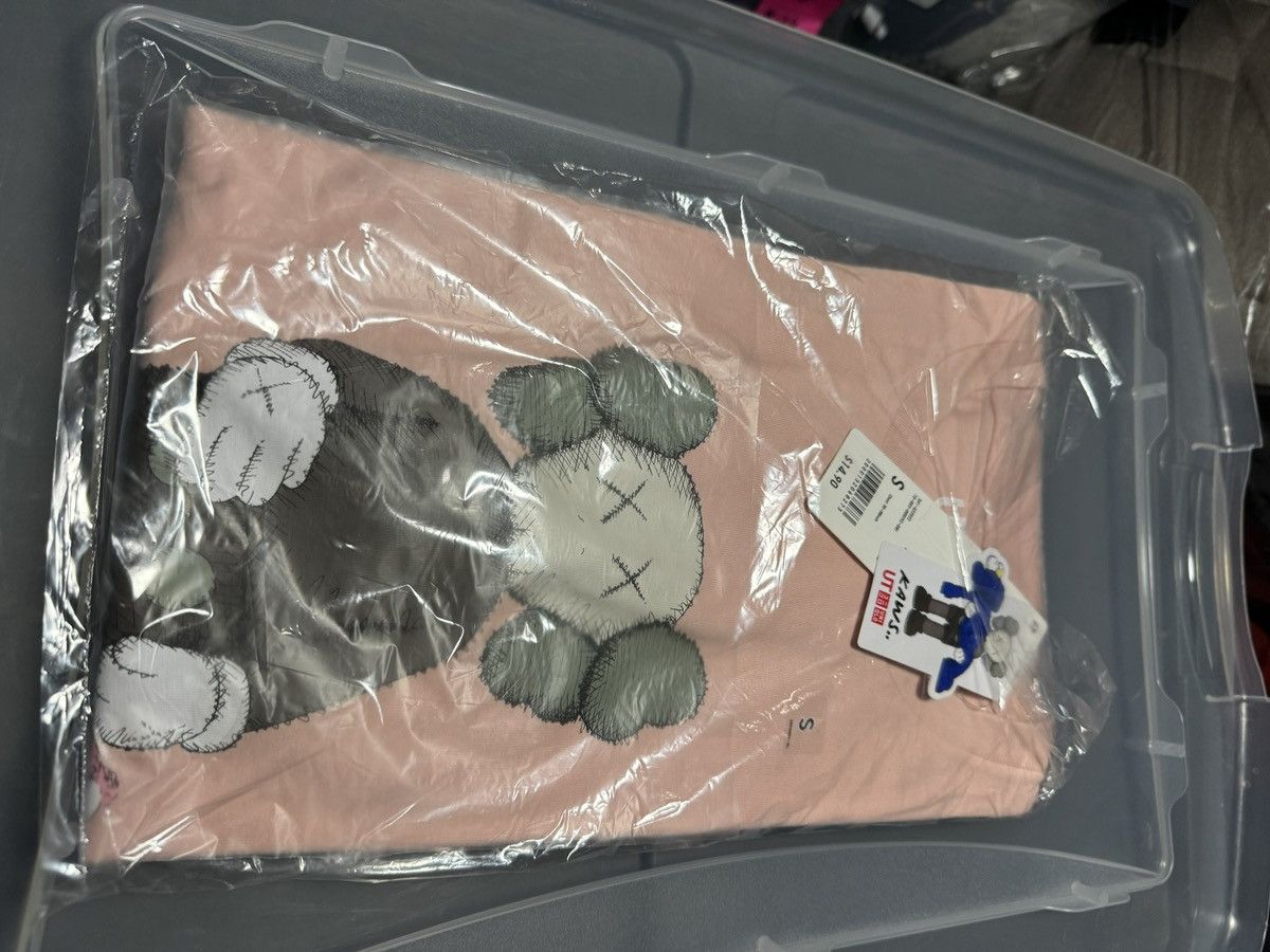 Kaws × Uniqlo Uniqlo x Kaws Companion Tee Pink small Size US S / EU 44-46 / 1 - 1 Thumbnail