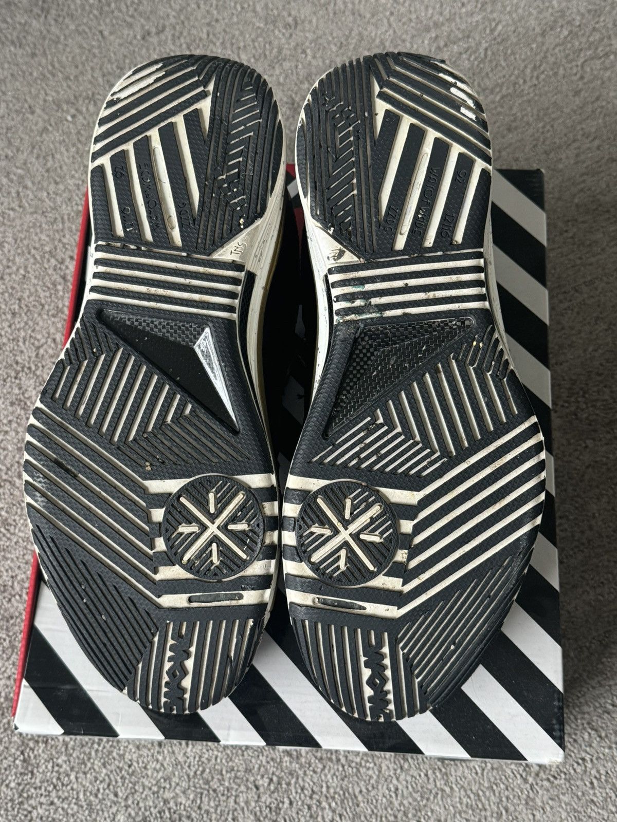Li-Ning Way of Wade 2.0 Low Black Gold Size US 15 / EU 48 - 6 Thumbnail