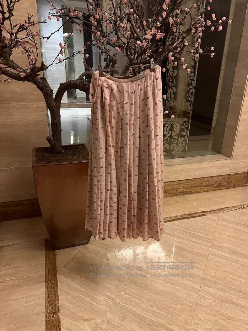 Valentino Valentino The silk skirt is full of logo prints Size XS / US 0-2 / IT 36-38 - 1 Thumbnail