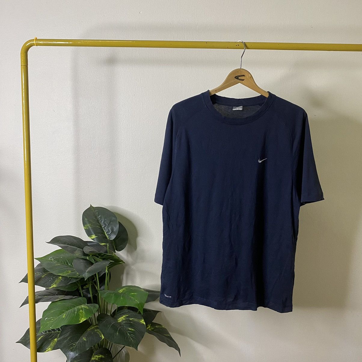Nike Vintage Y2K Nike Essential Embroidery Small Swoosh Tee Size US L / EU 52-54 / 3 - 1 Thumbnail