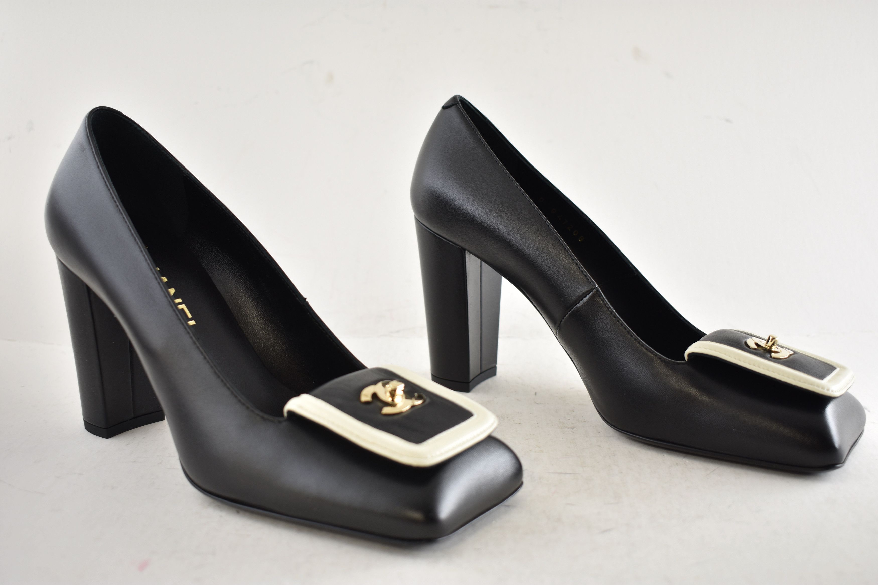 Chanel 26S Blazy White Square Toe Turnlock CC Block Heel Pump 40 Size US 10 / IT 40 - 3 Thumbnail