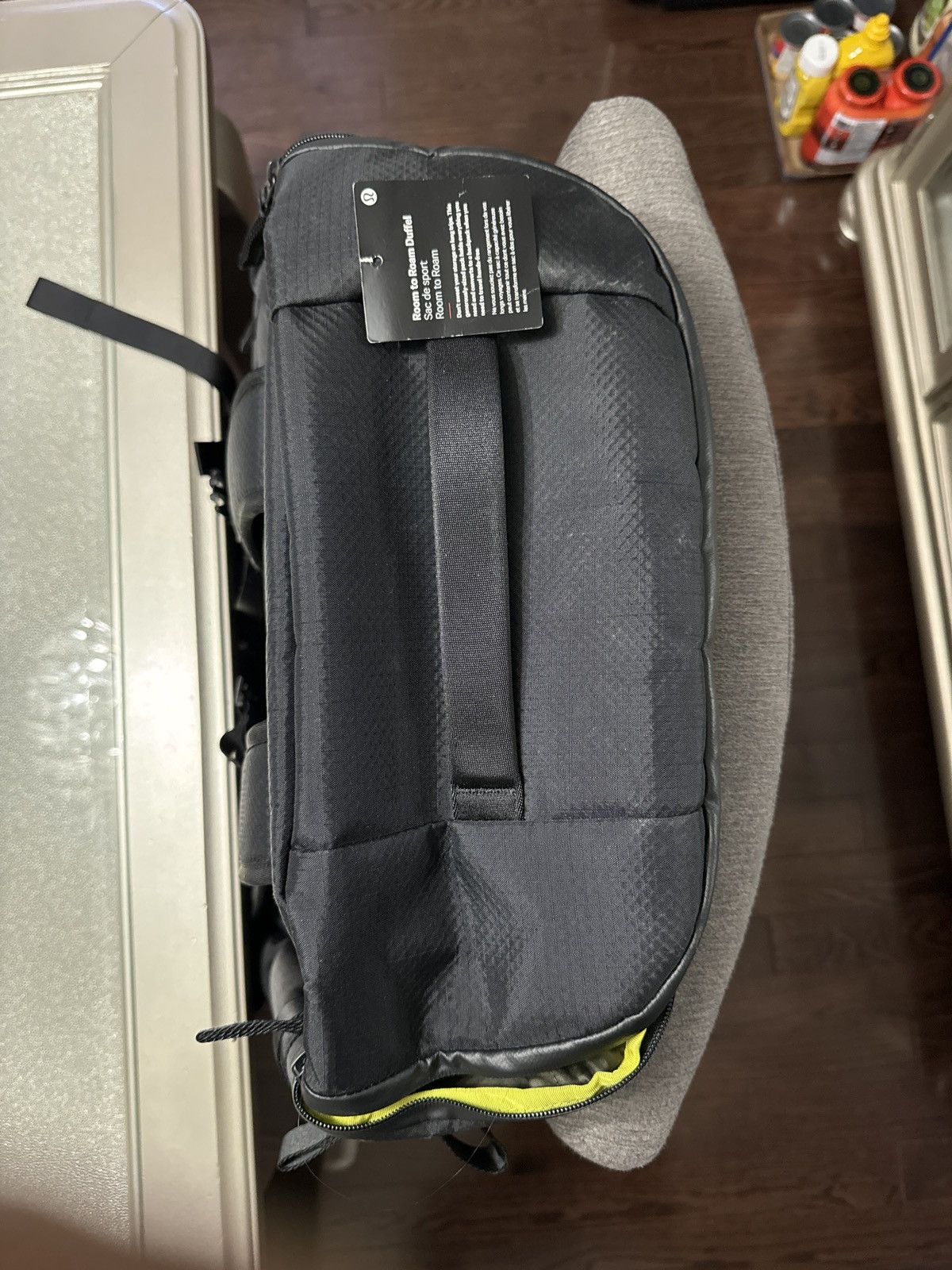 Lululemon Room to Roam Duffel (58L) Size ONE SIZE - 6 Thumbnail