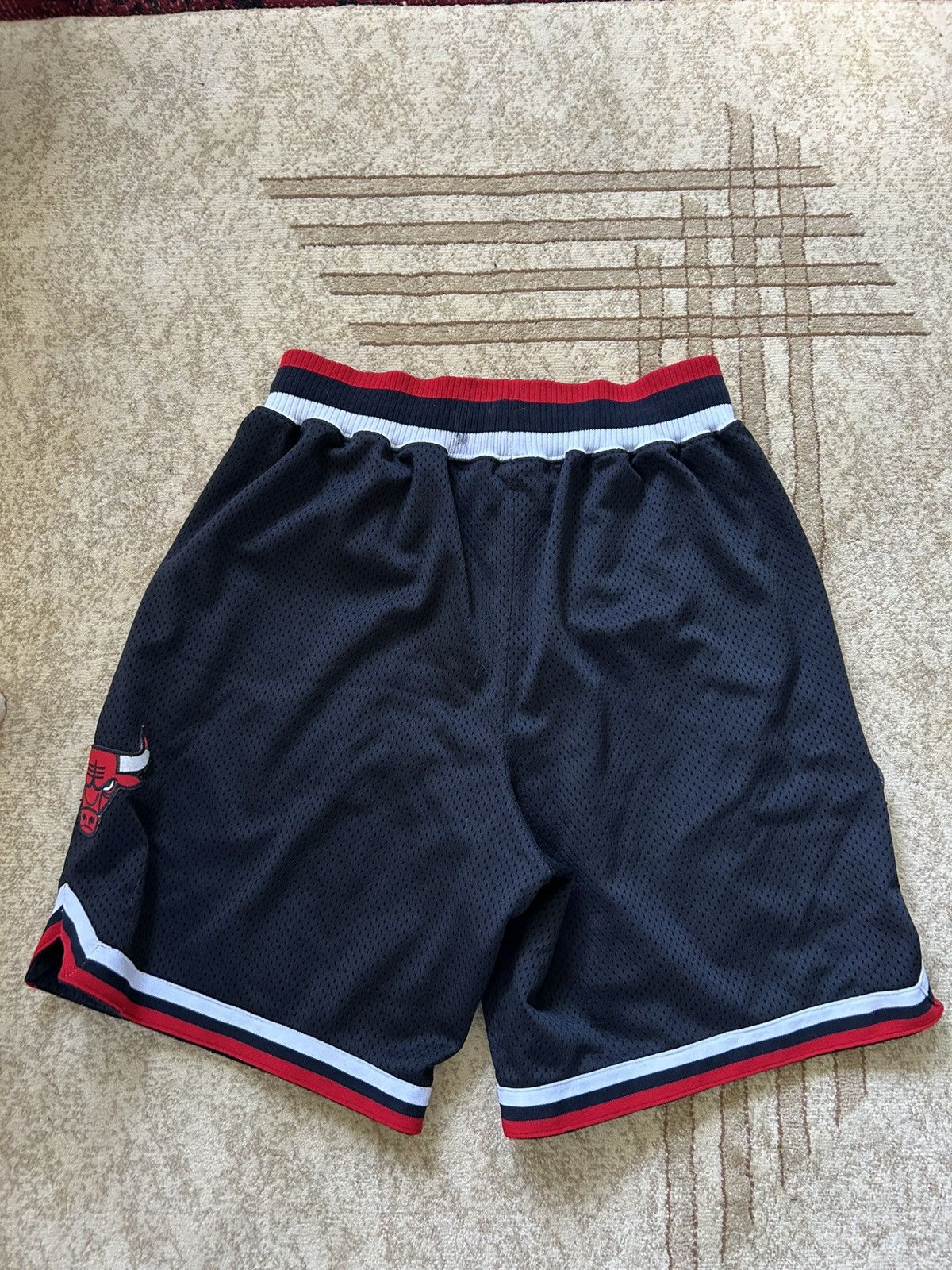 NBA × Nike × Vintage Vintage 90s Nike Chicago Bulls Mesh Shorts Size US 34 / EU 50 - 4 Thumbnail