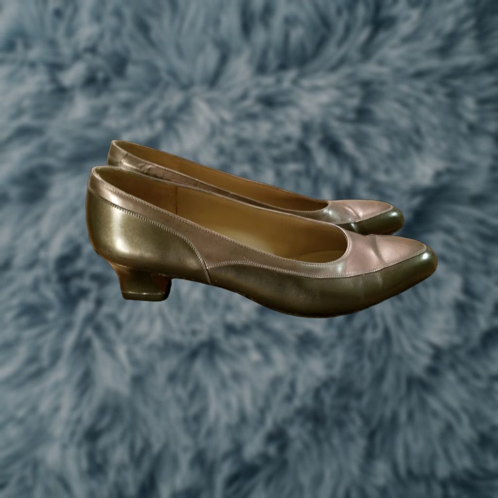 Salvatore Ferragamo VINTAGE SALVATORE FERRAGAMO Vara Gold Silver Two Tone CLASSIC PUMPS WOMEN US 7 AA Leather Heel Narrow Bow Style Pumps Size US 7 / IT 37 - 1 Thumbnail