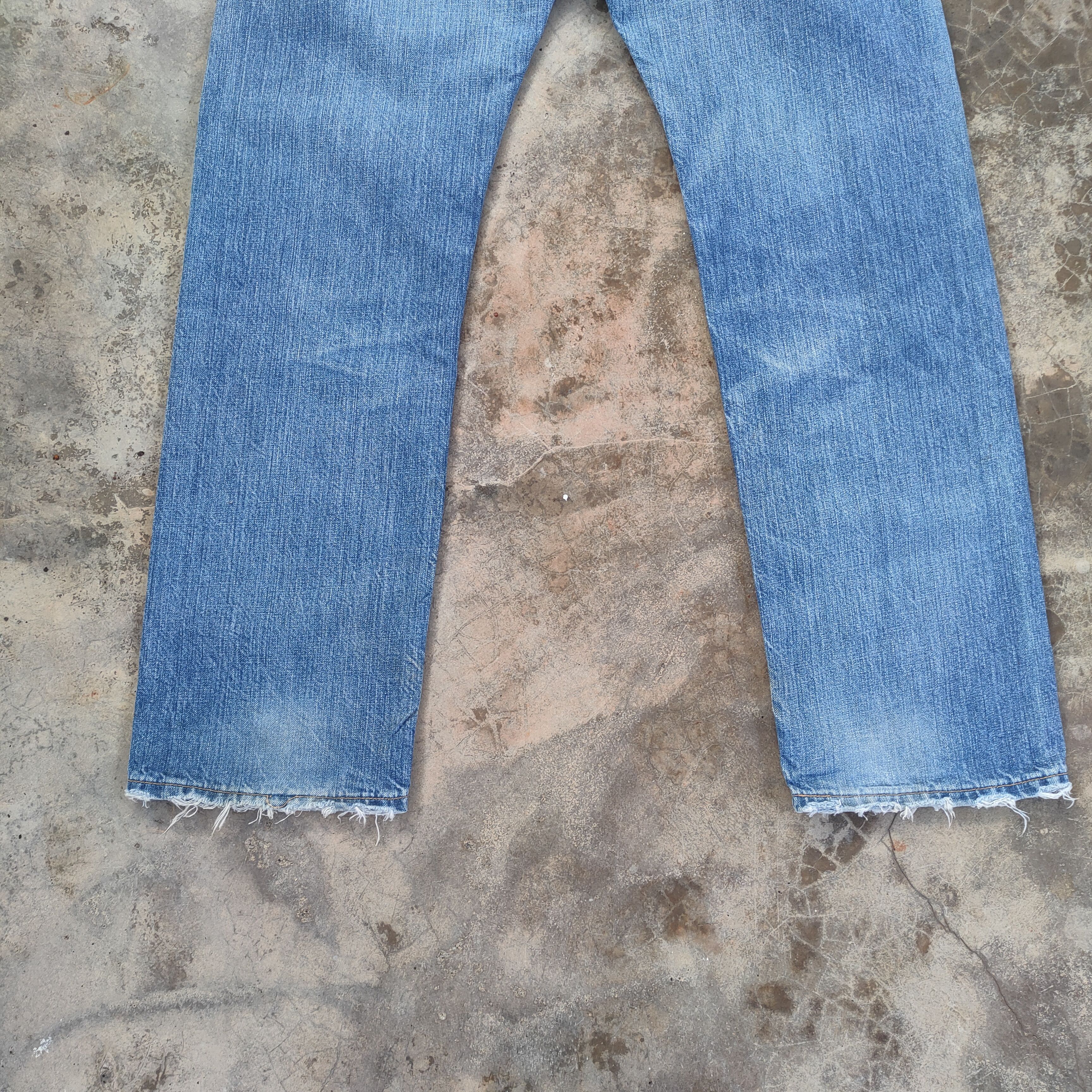 Levi's Vintage Clothing VINTAGE LEVI'S 501 FADED DISTRESSED DENIM JEAN PANTS Size US 33 - 10 Thumbnail