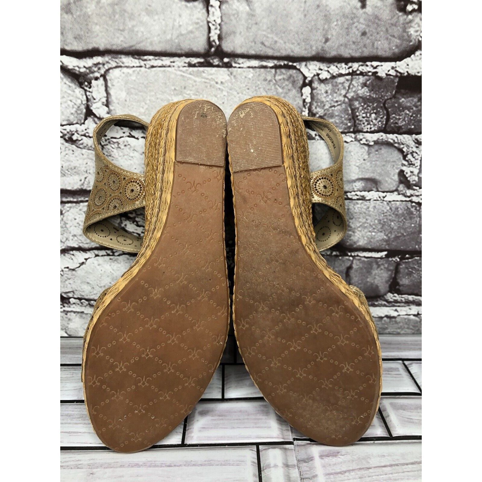 Johnston & Murphy Johnston & Murphy Georgiana Metallic Gold Leather Wedge Stra Size US 9.5 / IT 39.5 - 6 Thumbnail