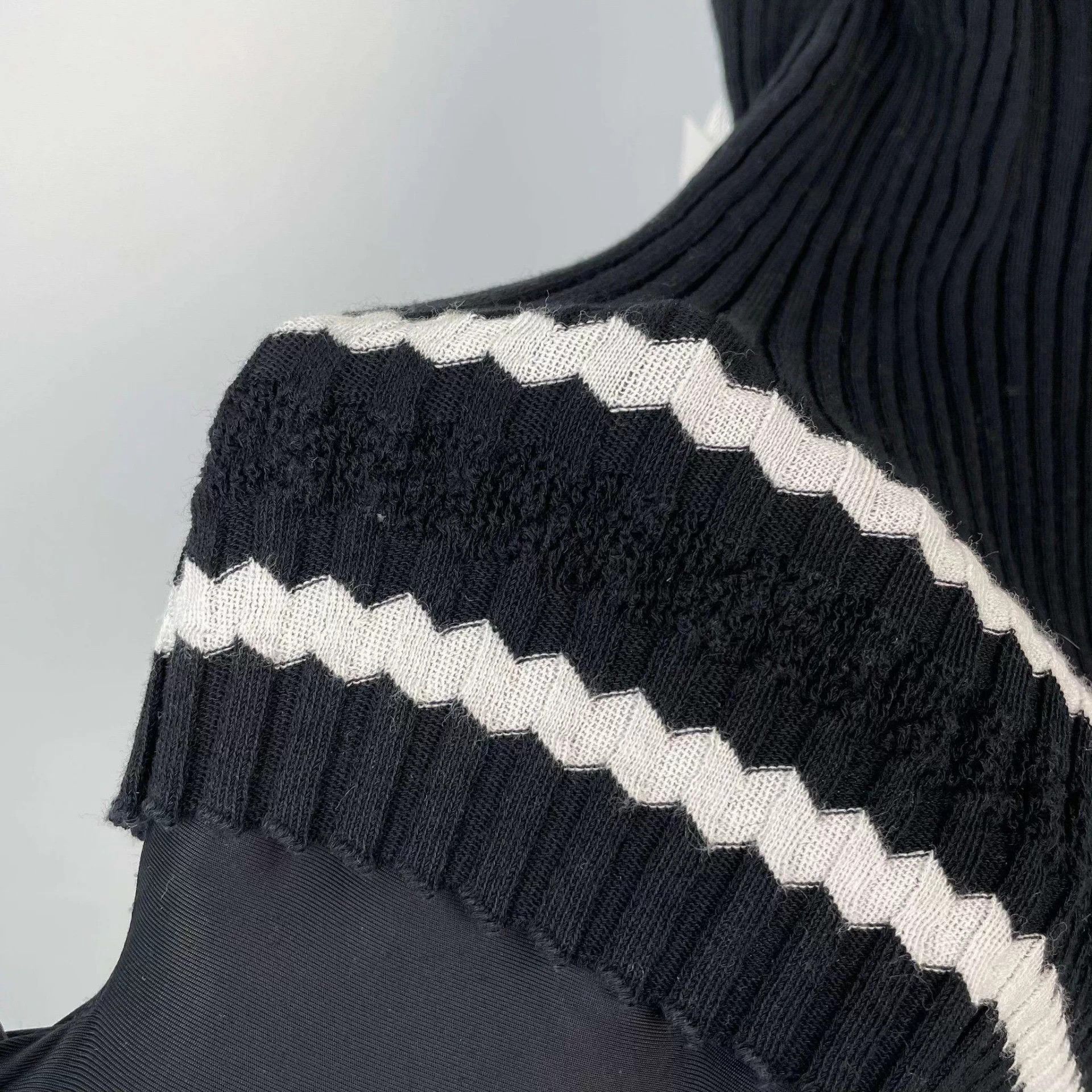 Chanel Chanel Black Knit Short-Sleeve Tee EU38 Size S / US 4 / IT 40 - 9 Thumbnail