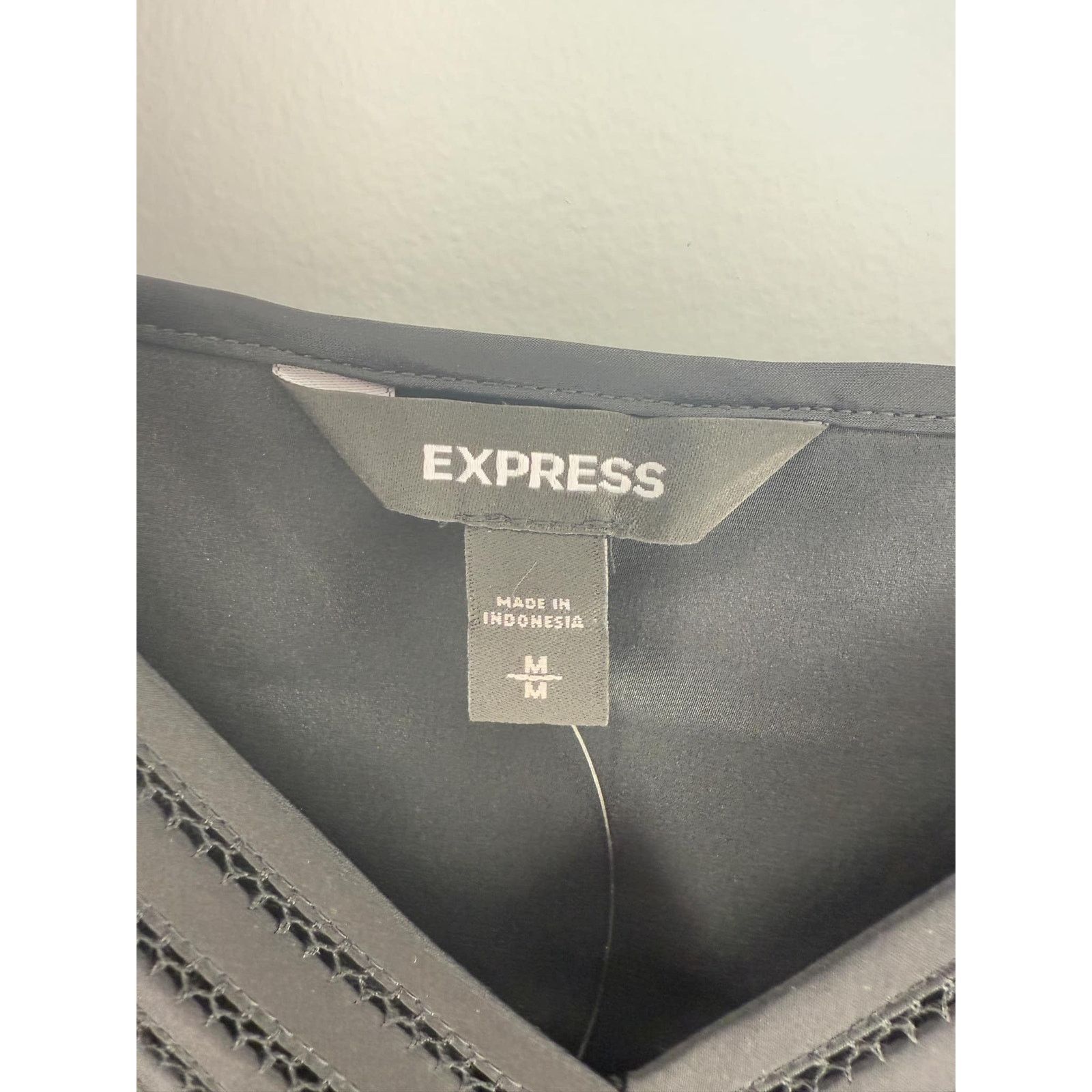 Express NWT Express V-Neck Cutout Tank Top Black Womens Size Medium Size M / US 6-8 / IT 42-44 - 7 Thumbnail