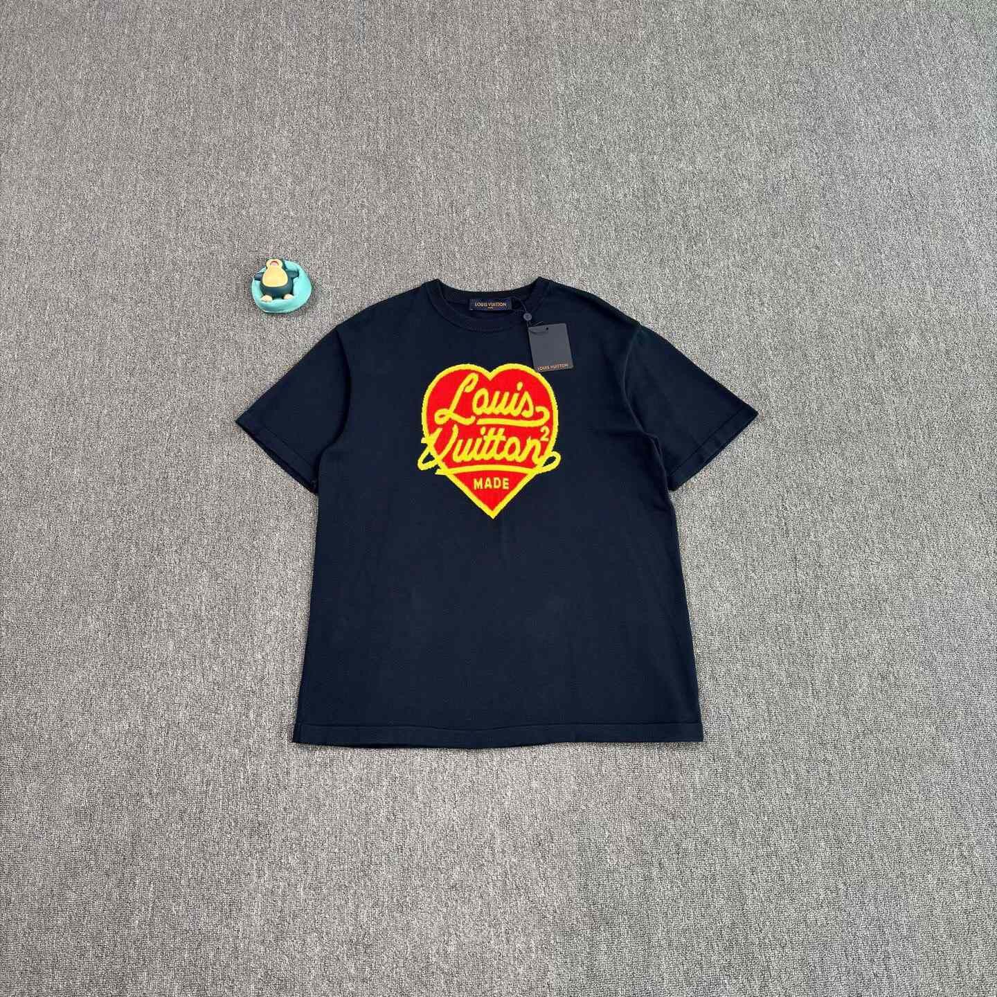 Louis Vuitton LV Nigo Heart Pattern Navy Knit Tee Size US XL / EU 56 / 4 - 1 Thumbnail