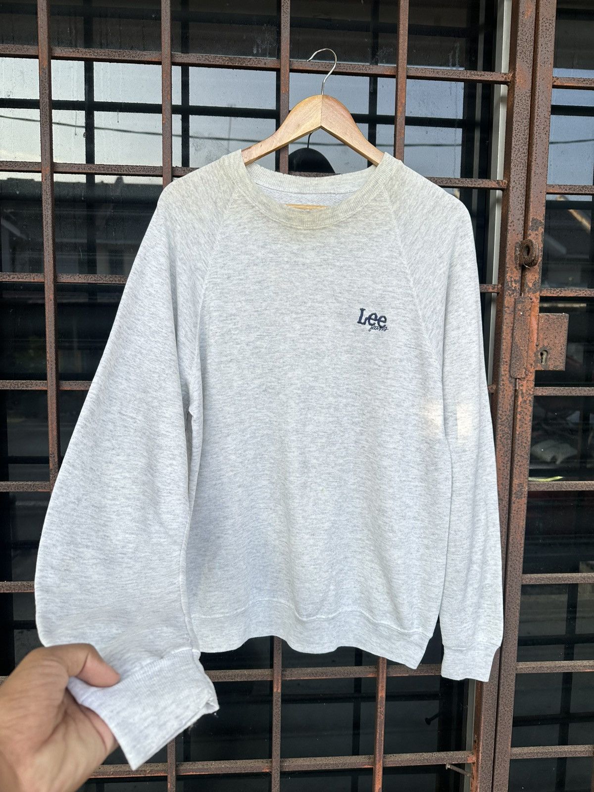Vintage Vintage Lee THRASHED Plain Crewneck Size US L / EU 52-54 / 3 - 1 Thumbnail