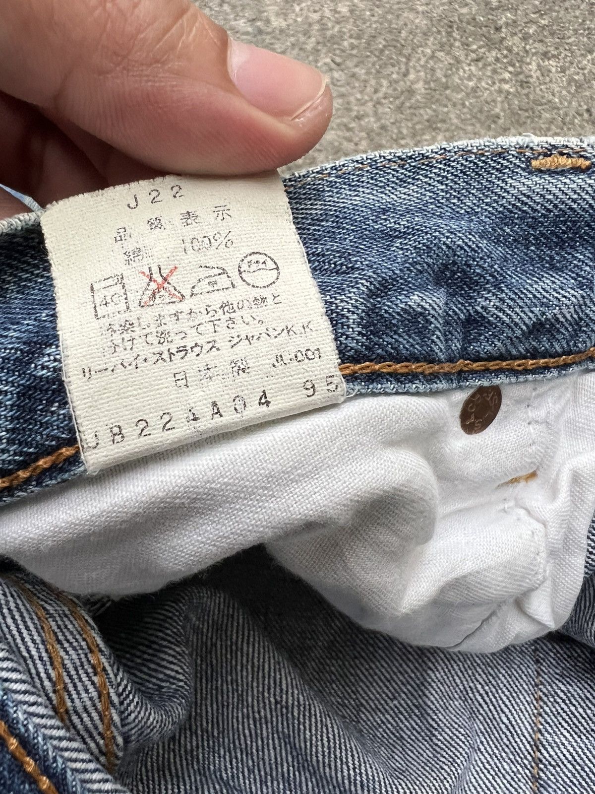 Levi's Vintage 90’s Levi’s 551Z Big E Selvedge Faded Jean Size US 30 / EU 46 - 24 Thumbnail