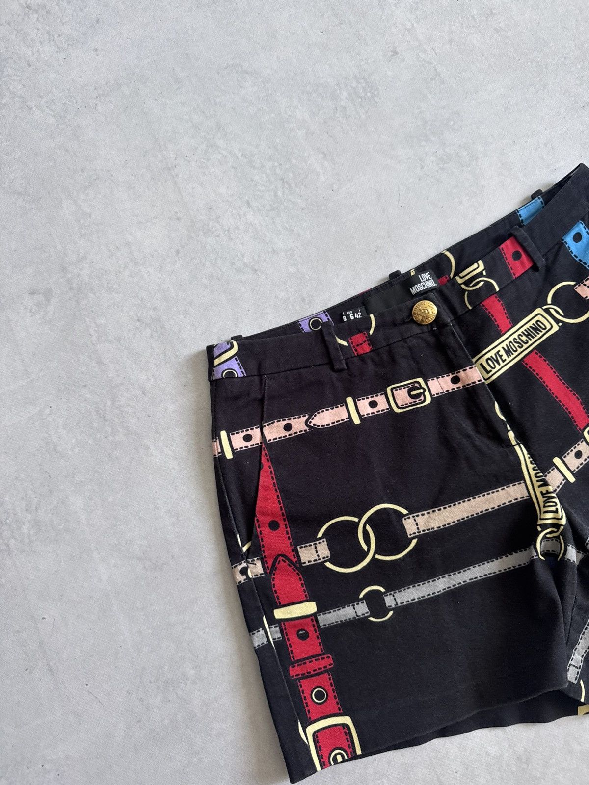 Love Moschino Rare Love Moschino Belt Print Y2K Women Shorts Cropped Vibe Size 28" / US 6 / IT 42 - 4 Thumbnail
