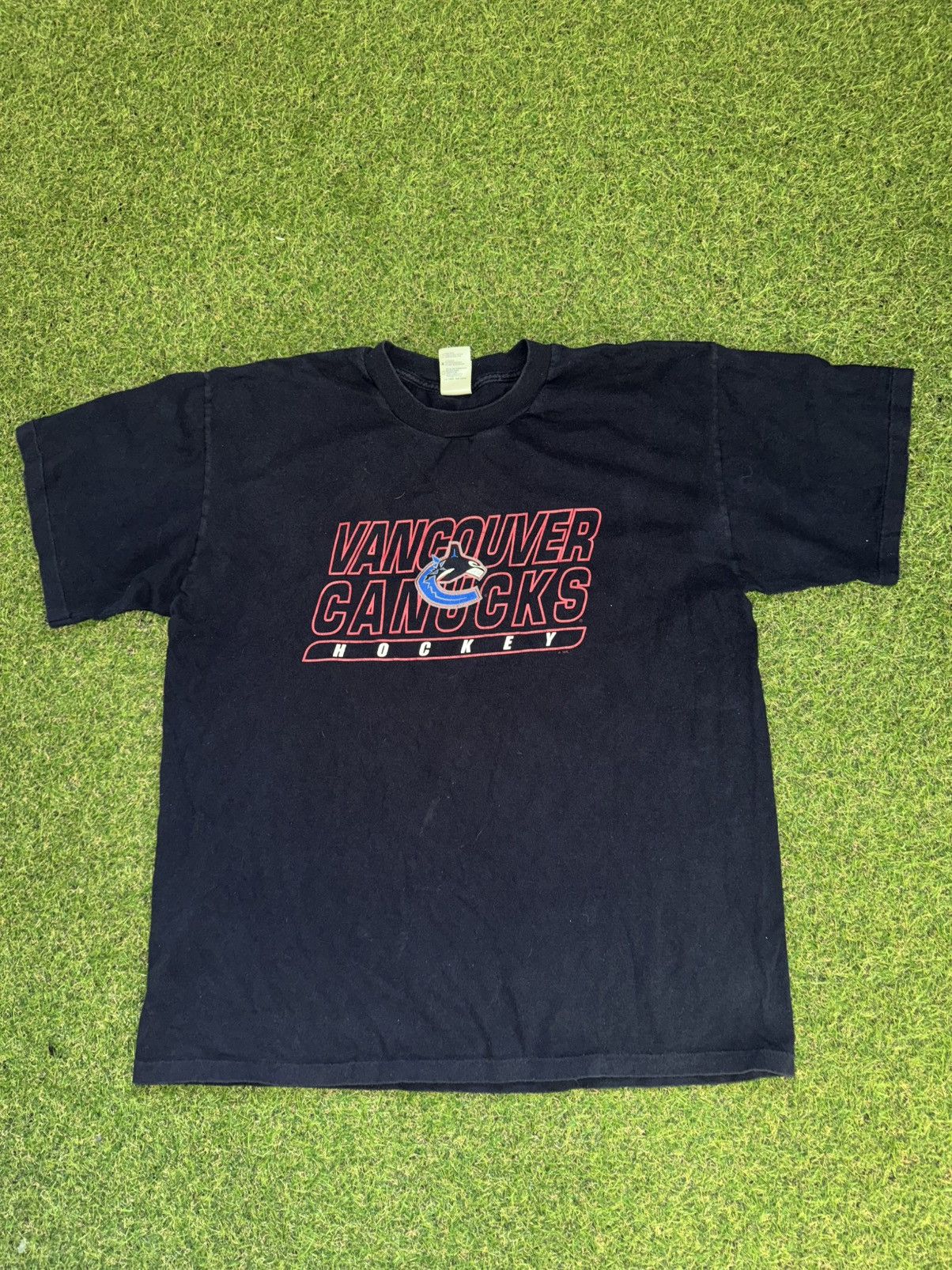 Vintage Vintage Vancouver canucks t shirt size XL Size US XL / EU 56 / 4 - 1 Thumbnail