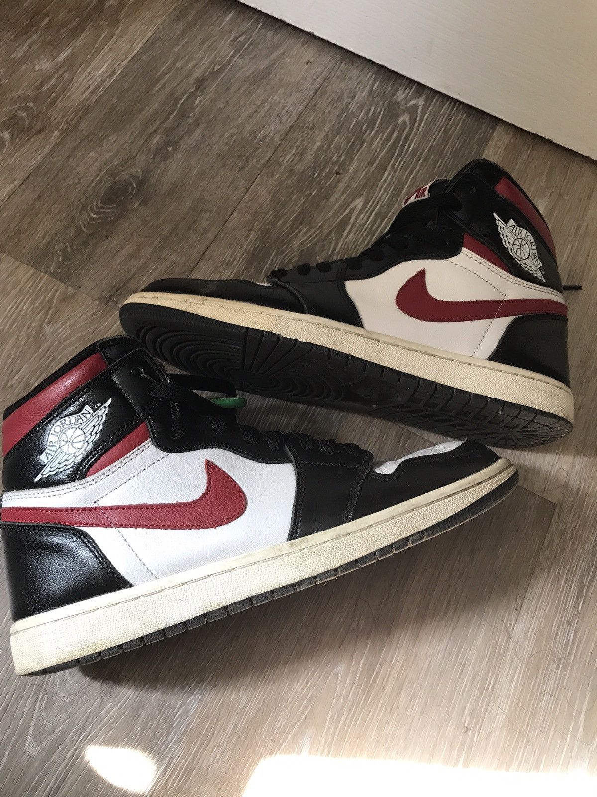 Jordan Brand Air Jordan 1 Retro High Black Gym Red Sail 9.5 2019 Nike Size US 9.5 / EU 42-43 - 1 Thumbnail