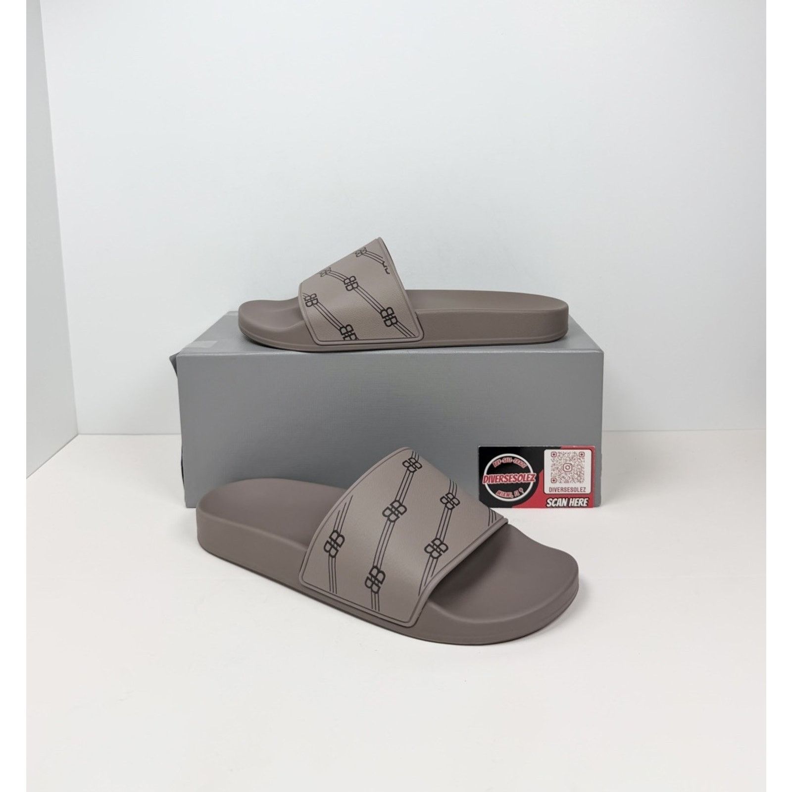 Balenciaga Size 41EU/8US - Balenciaga Olive Green Pool  display picture 3