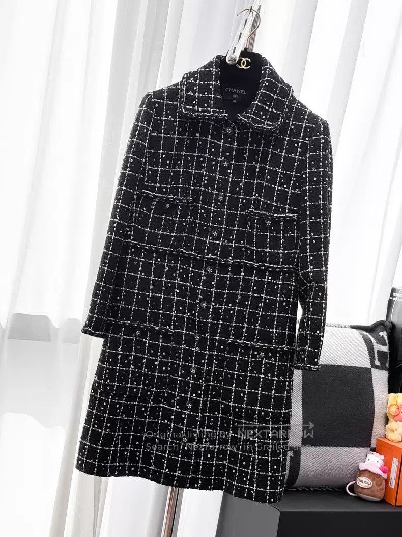 Chanel Chanel White thin shiny plaid flower buckle long-sleeved l Size M / US 6-8 / IT 42-44 - 1 Thumbnail