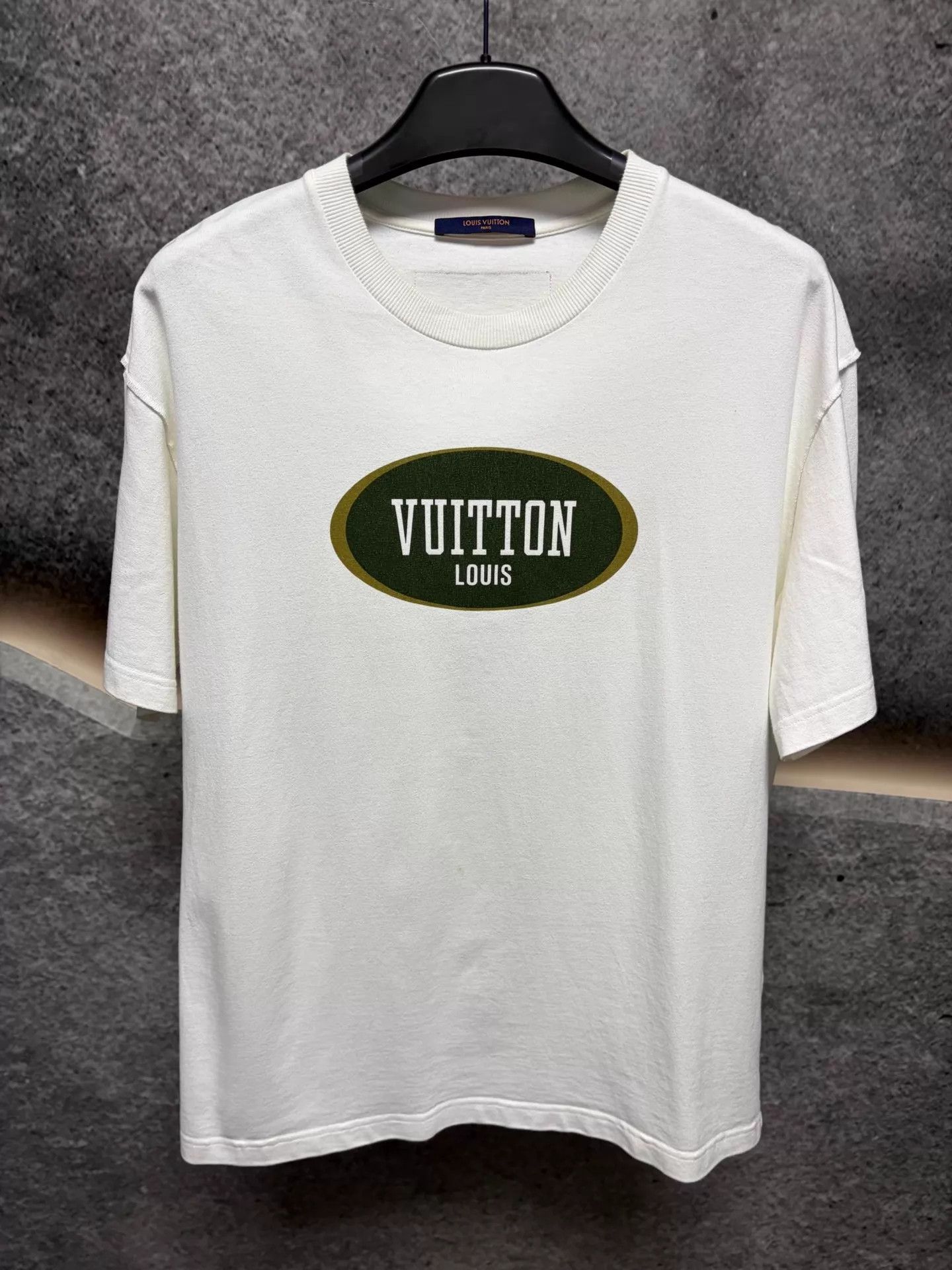 Louis Vuitton LV white short sleeve tee L like new Size US L / EU 52-54 / 3 - 1 Thumbnail