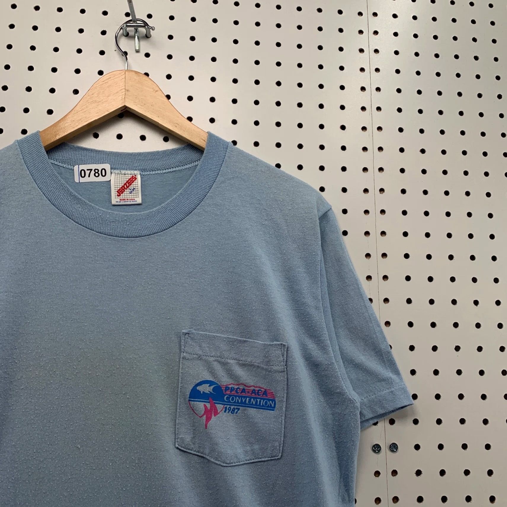 Jerzees VINTAGE Jerzees T-Shirt Mens M Blue Pocket 80s 90s Fish Pikes Peak Pattern Size US M / EU 48-50 / 2 - 3 Thumbnail