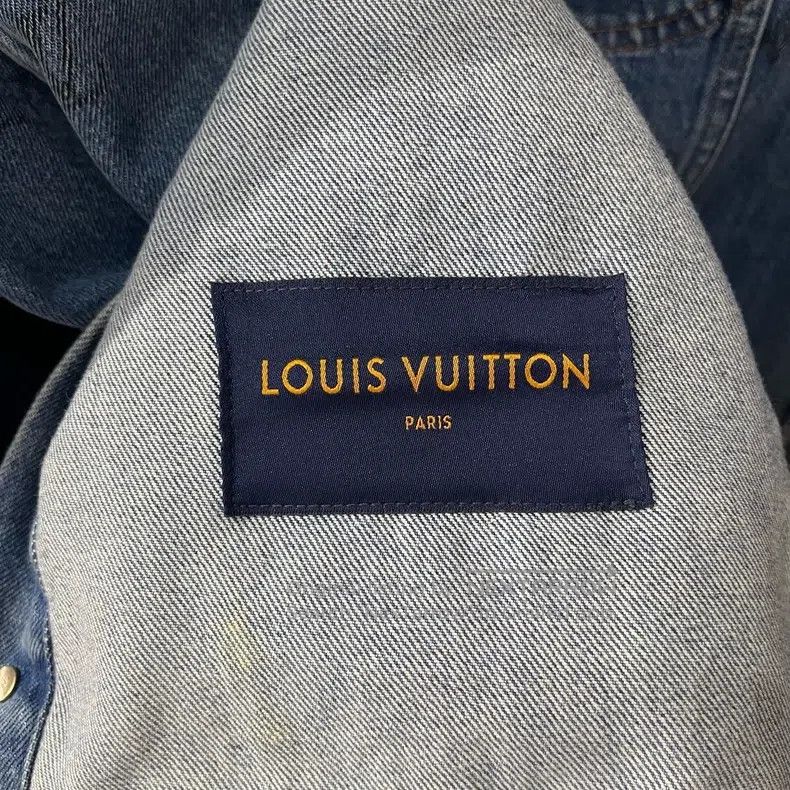 Louis Vuitton Louis Vuitton Gradient logo printed denim shirt Size US M / EU 48-50 / 2 - 3 Thumbnail