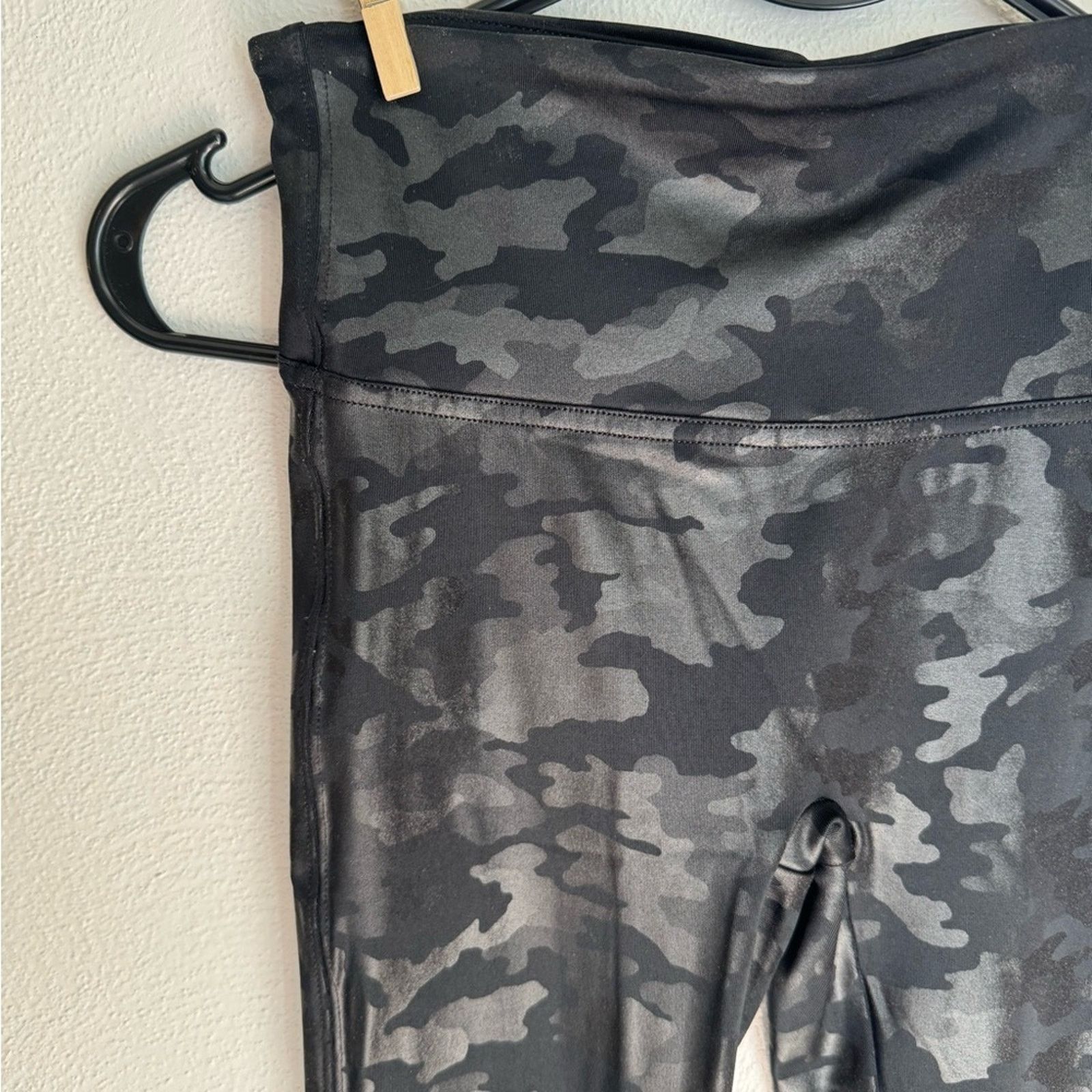 Spanx Spanx Faux Leather Camo Leggings Size 27" / US 4 / IT 40 - 4 Thumbnail