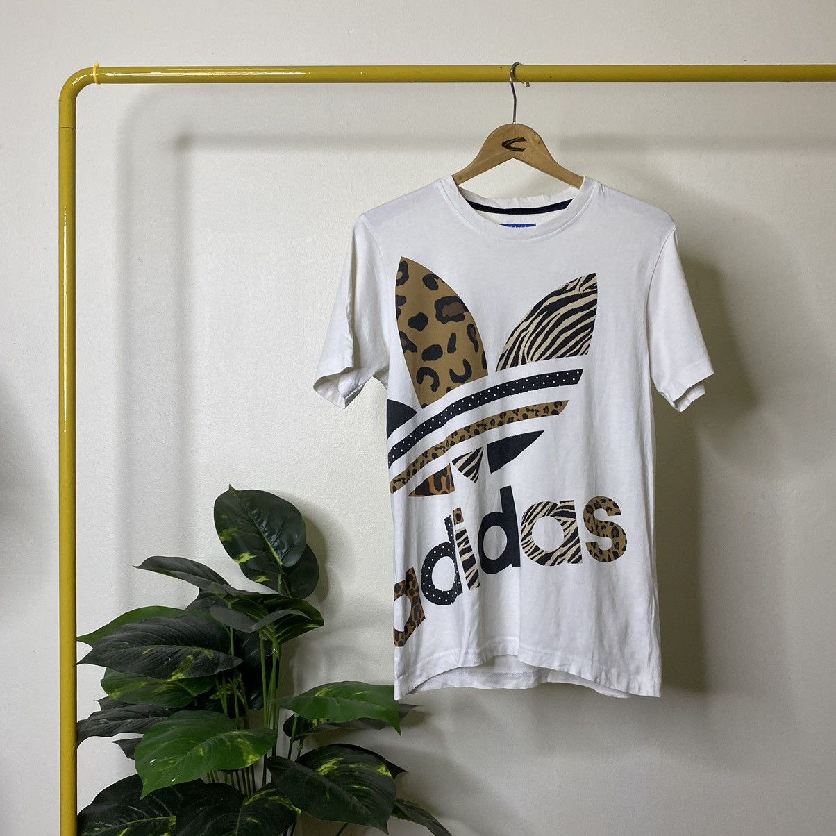 Adidas Adidas Big Leopard Logo Tee Size US S / EU 44-46 / 1 - 1 Thumbnail