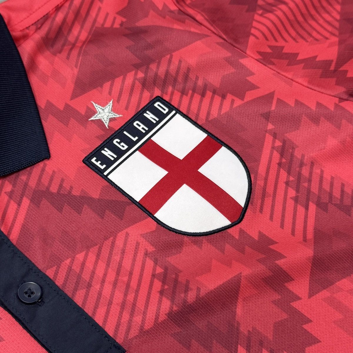 Umbro Umbro England National Team 2018 Retro Soccer Jersey Size L Size US L / EU 52-54 / 3 - 8 Thumbnail