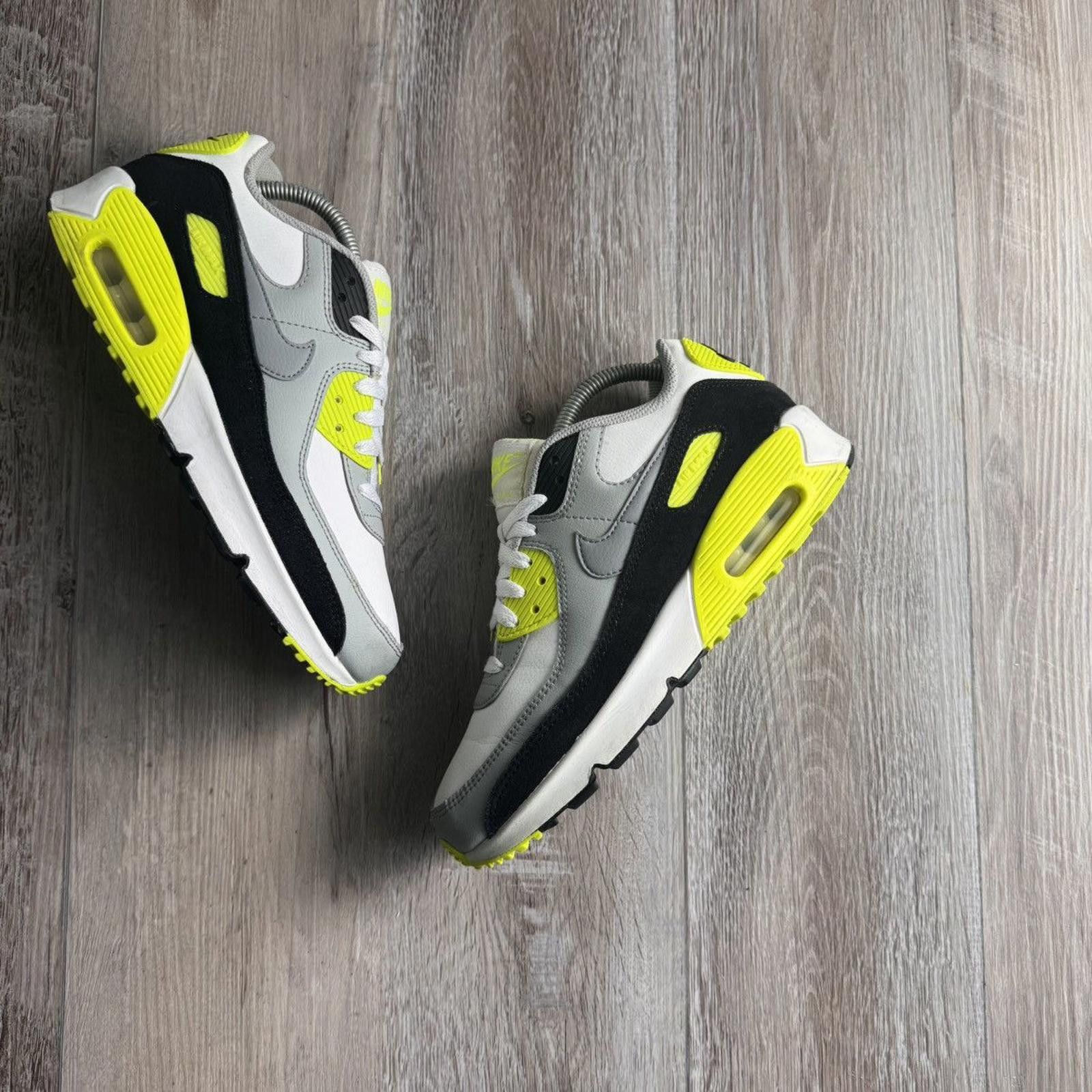Nike NIKE • Air Max '90 GS "Volt" (6.5M) Size US 6.5 / EU 39-40 - 9 Thumbnail