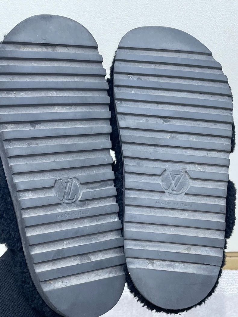 Louis Vuitton Louis Vuitton Black and white teddy furry slippers Size US 7.5 / IT 37.5 - 7 Thumbnail