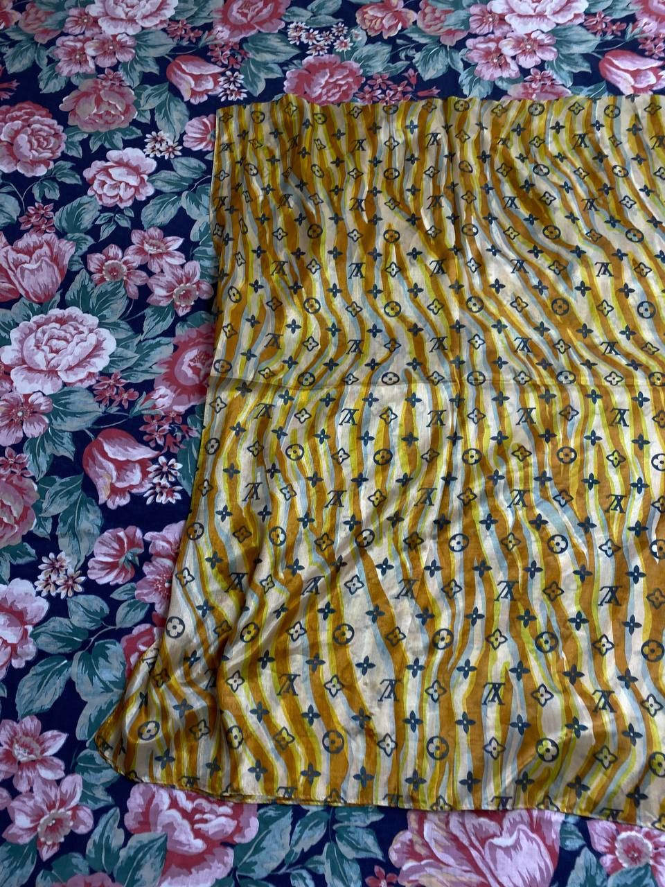 Louis Vuitton Louis Vuitton Multicolor Silk Geometric Shawl Scarf . Size ONE SIZE - 9 Thumbnail