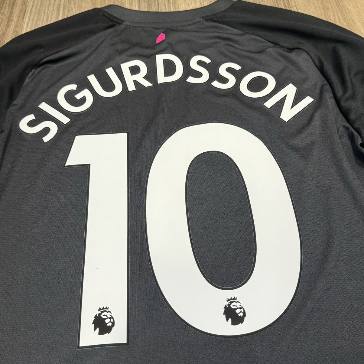 Umbro Everton 18/19 Longsleeves away shirt #10 Sigudsson Size US S / EU 44-46 / 1 - 4 Thumbnail
