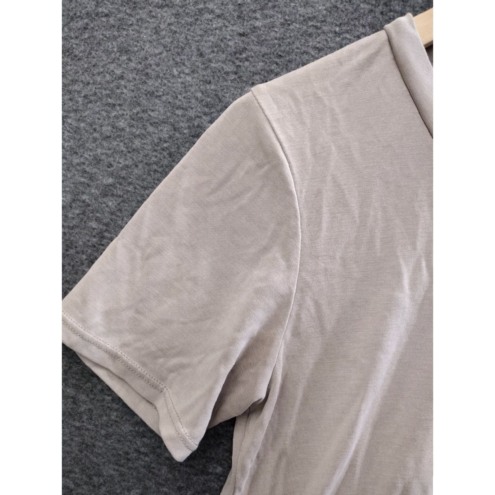 Forever 21 FOREVER 21 Tunic T-Shirt Short Sleeve Round Neck Tan Light Brown Solid Dolphin Hem Relaxed Fit Classic (S) Womens Size S / US 4 / IT 40 - 7 Thumbnail