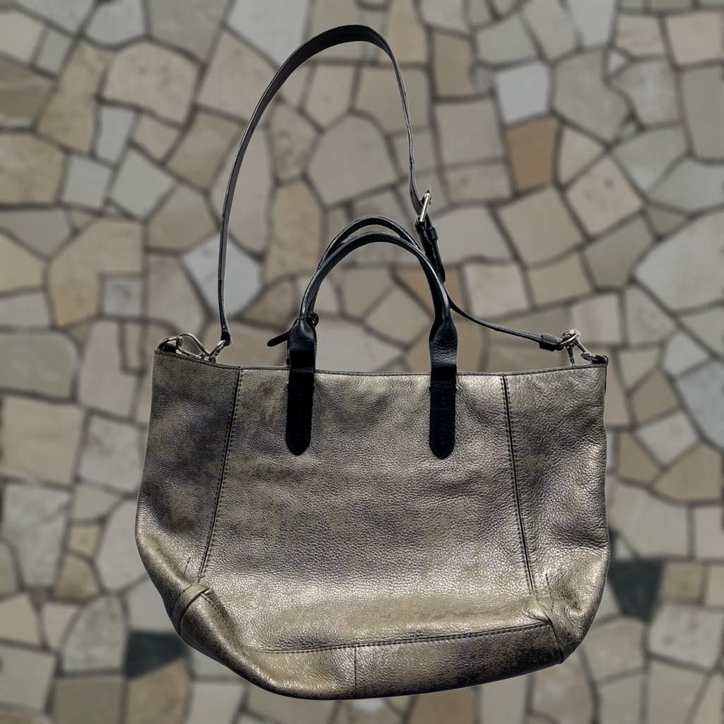 Cole Haan Cole Haan Metallic Pebbled Leather Shoulder Tote Bag Womens Bag Metallic Finish Pebbled Leather Shoulder Bag Good Condition Size ONE SIZE - 1 Thumbnail