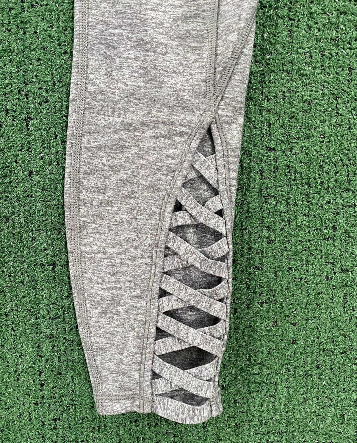Lululemon Lululemon Pure Practice Gray Lattice Trim Leggings 4 Size 38" / US 16 / IT 52 - 5 Thumbnail