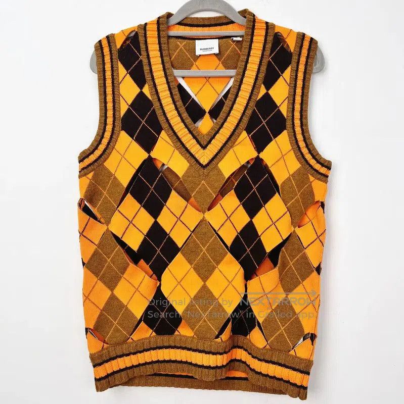 Burberry Burberry Stylish Yellow Knitted Vest for Women. Size XS / US 0-2 / IT 36-38 - 1 Thumbnail