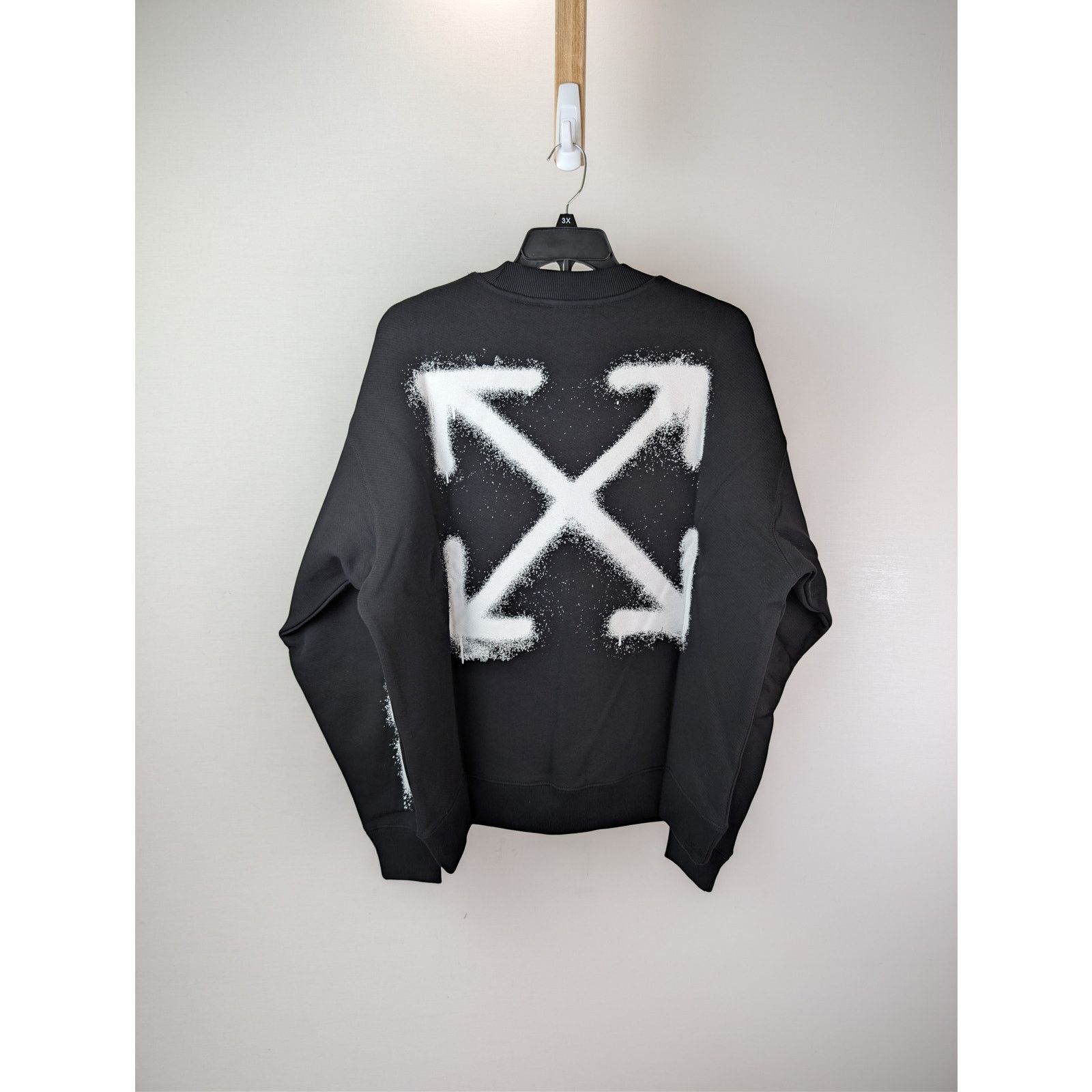 o1rshd1 Spray Can Arrow Skate Crewneck Sweater in Black