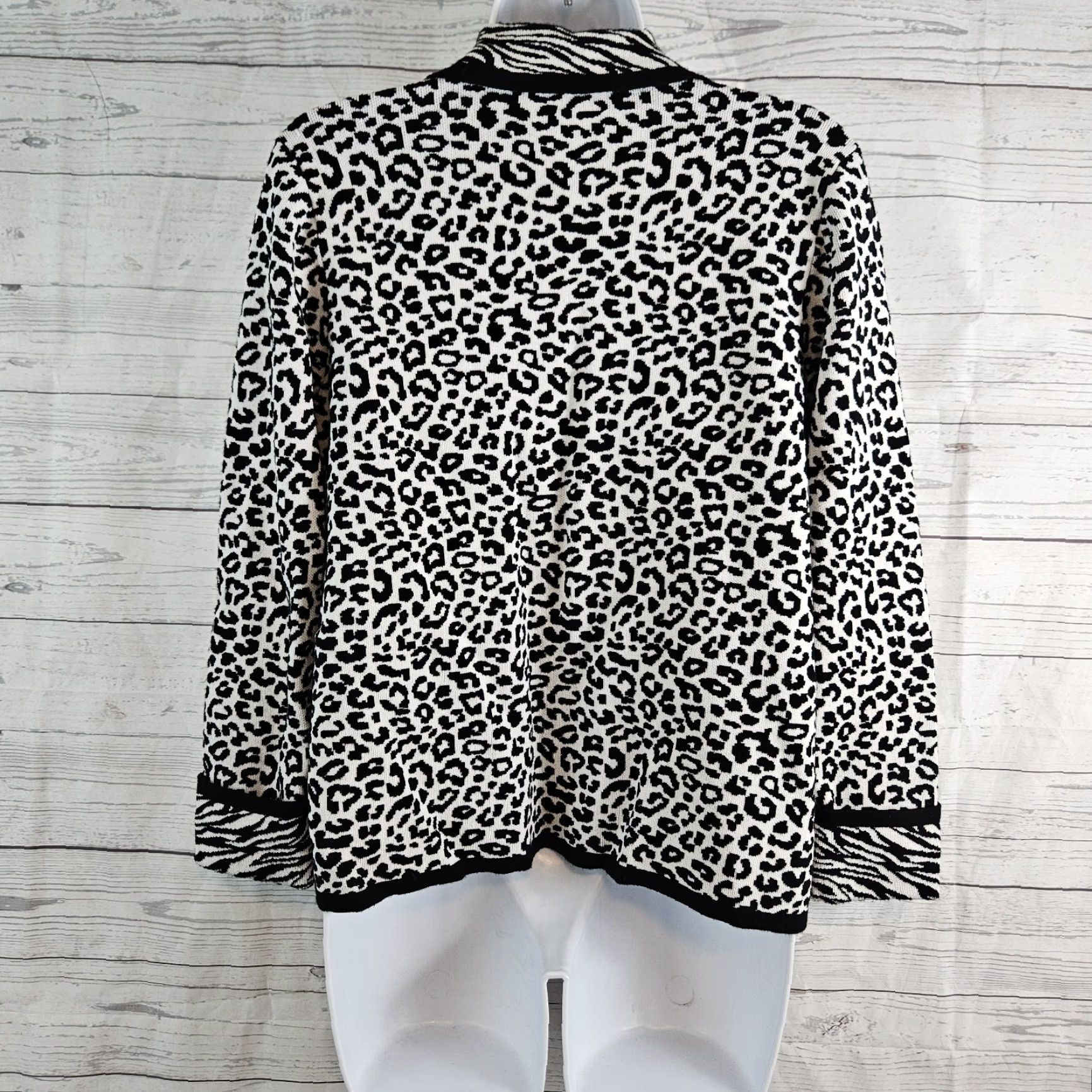 Vintage Chico's Womens Sweater Jacket Size M Black White Animal Print Long Sleeve Cardigan Size M / US 6-8 / IT 42-44 - 4 Thumbnail