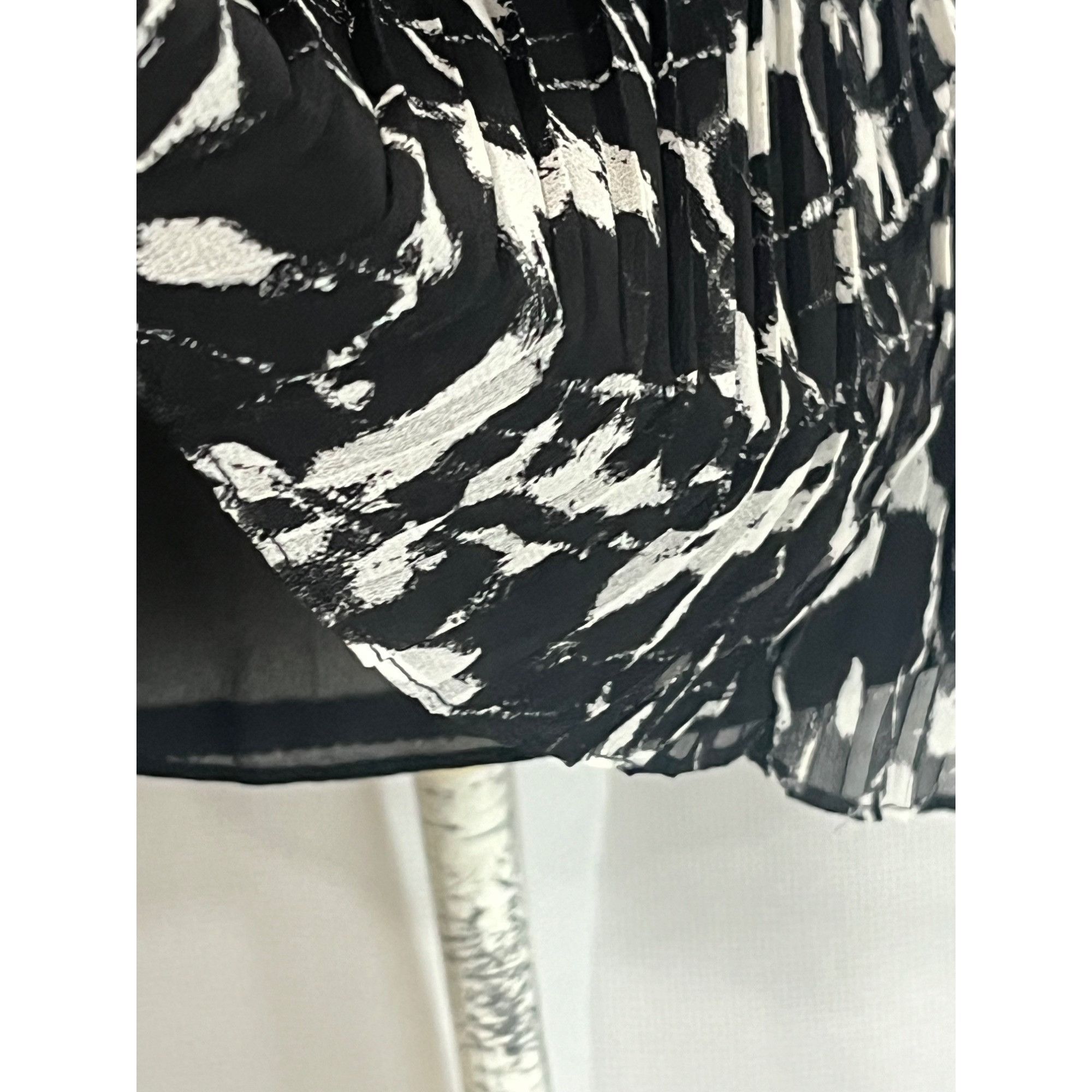 Other Halogen(R) Sleeveless Pleated Georgette Top in Black- Ivory Size XS / US 0-2 / IT 36-38 - 15 Thumbnail