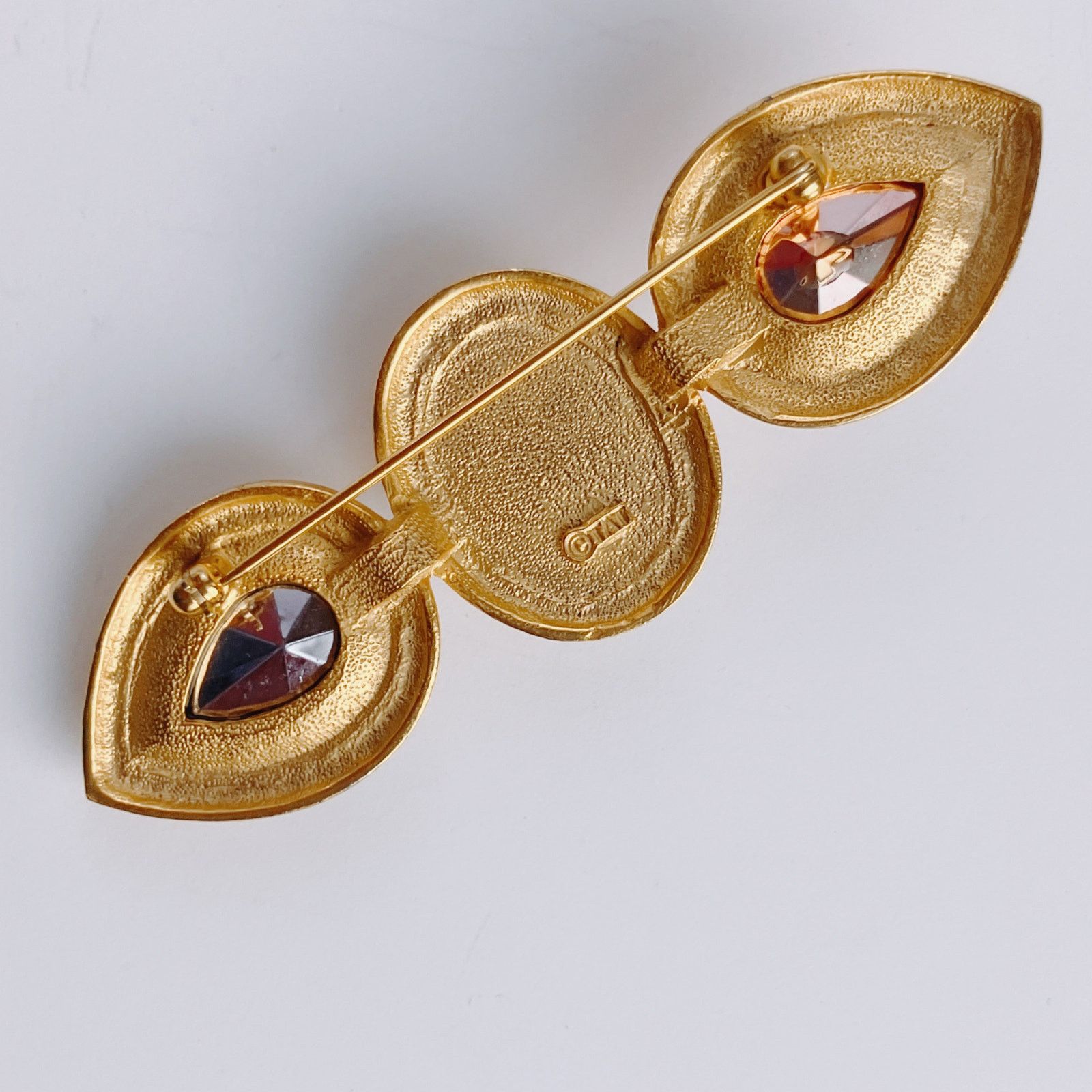 Vintage Vintage Signed TAT Gold Tone Brooch Faux Pearl Pink Gray Size ONE SIZE - 8 Thumbnail
