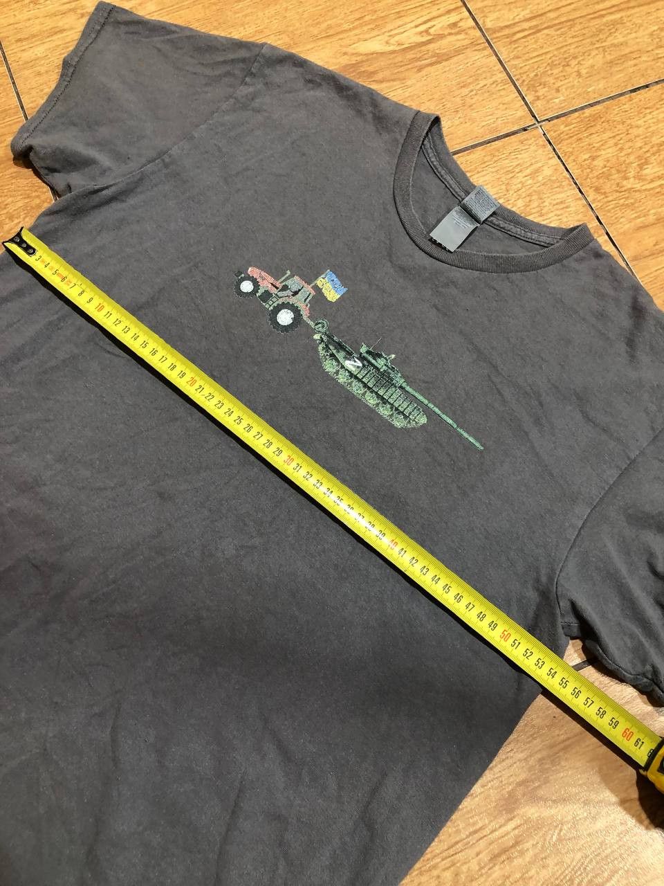 Gildan Support UKRAINE tractor pulling T-72 Russian tank T-shirt Size US L / EU 52-54 / 3 - 6 Thumbnail